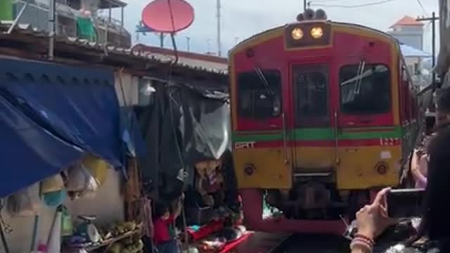Maeklong Train Market _ The Most Amazing Market _shorts-yw6xpDY102Y