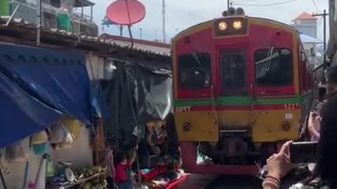 Maeklong Train Market _ The Most Amazing Market _shorts-yw6xpDY102Y