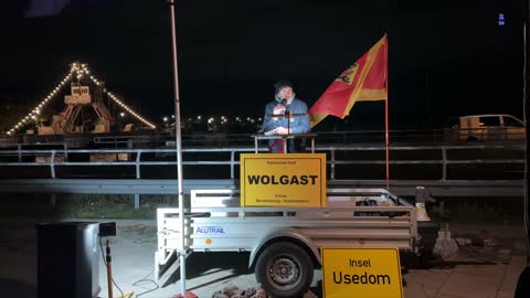 Wolgast - Stefan mit einigen Worten vor dem Aufzug 08-11-2022