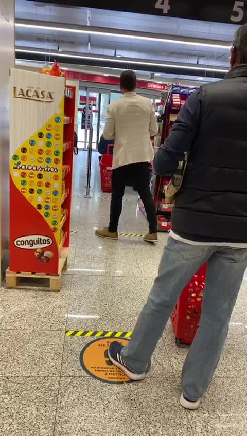 Pillan al vicepresidente de gobierno Pablo Iglesias sin mascarilla en un supermercado