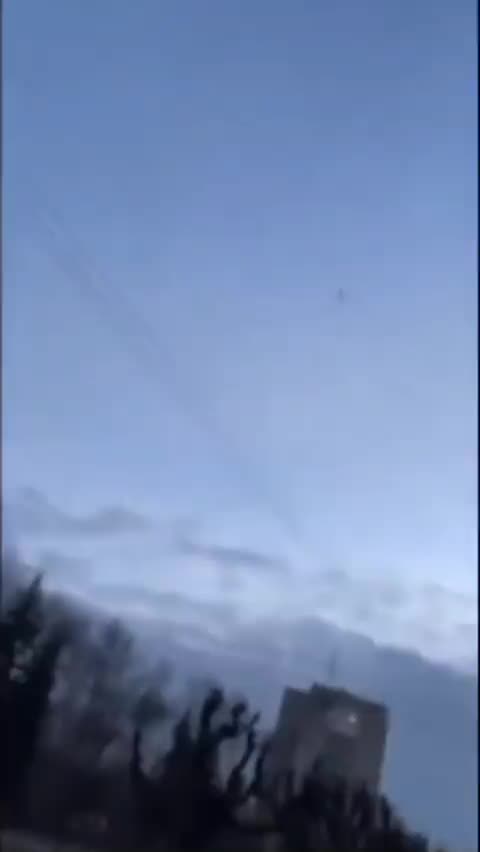 Missile flying over Australian reporter while he is streaming in Ukraine