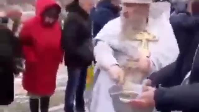 Guardate cosa è successo durante una benedizione nella chiesa ortodossa per la pace in Ucraina. 🙏