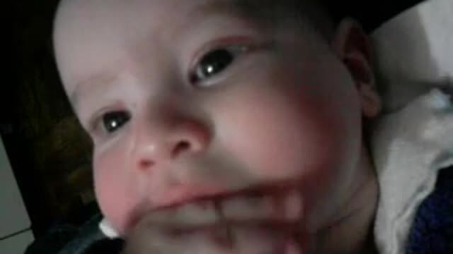 Fofao comendo a maozinha