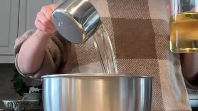 The girl spent $65 on a cake mold！