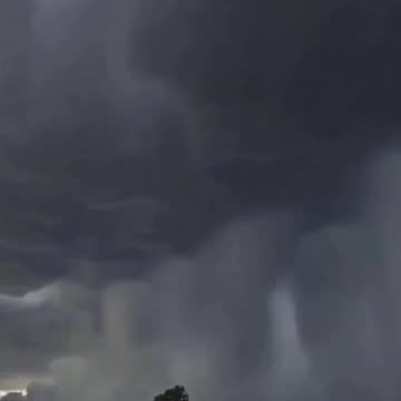 Quando ci raccontano che certe cose che vediamo in cielo sono normali,..