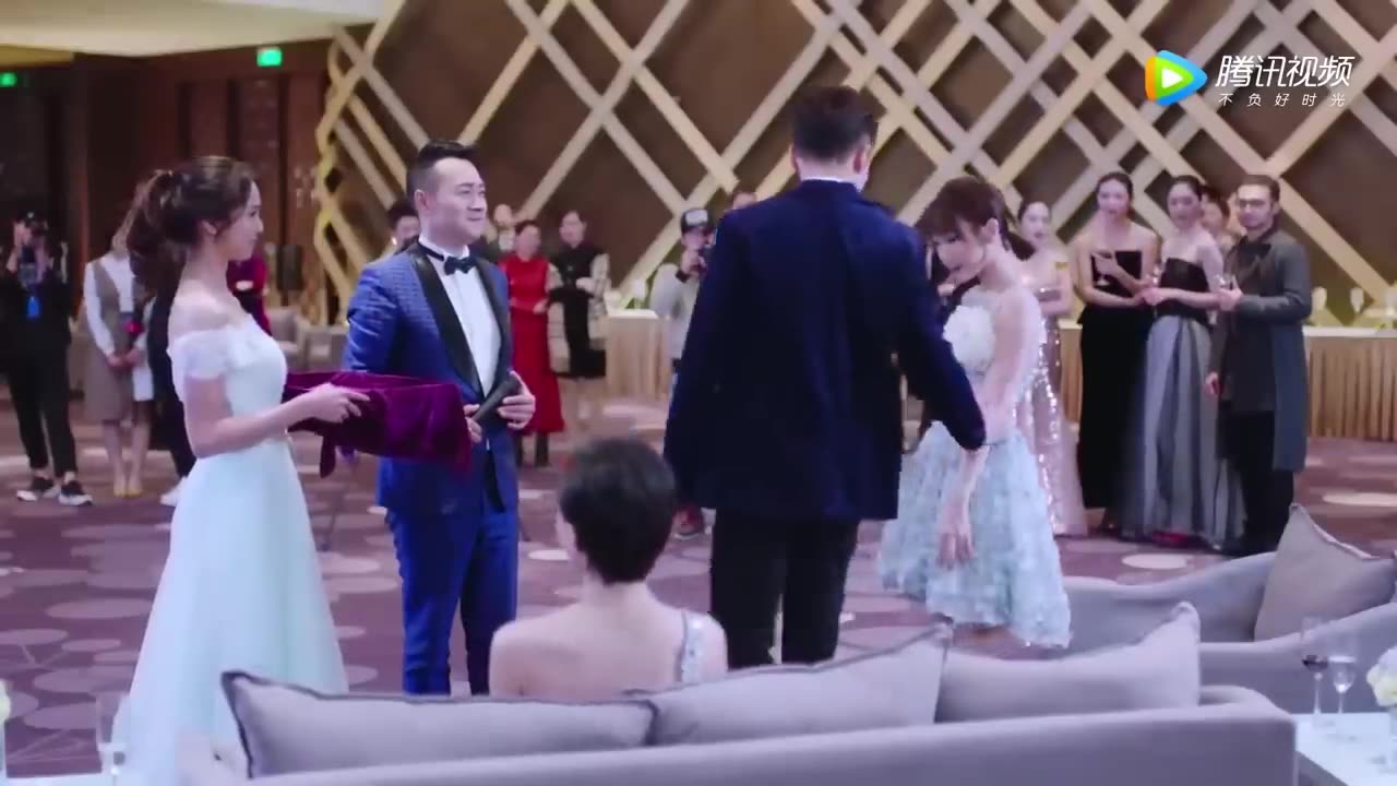 Cinderella was embarrassed at party,CEO personally transformed her to amaze the audience