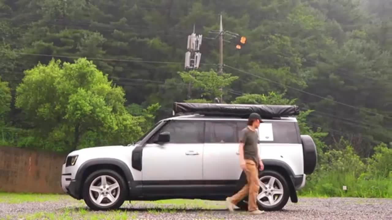 The car camping in the heavy rain, enjoy the time alone, please ignore the toilet and equipment agai