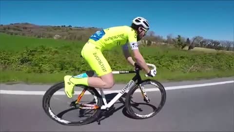 Cyclist does plank on bike during race