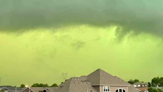 Sky in South Dakota turns GREEN!