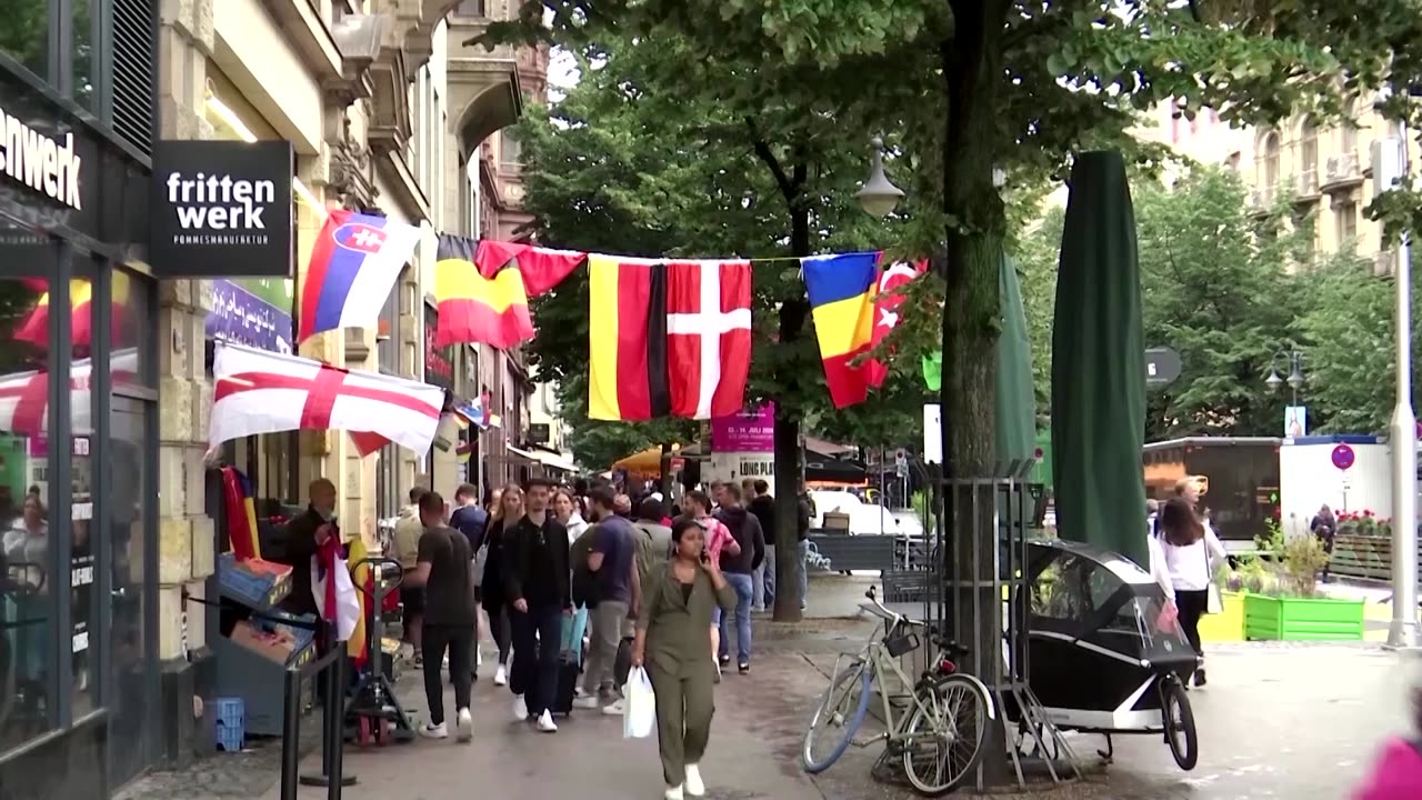 Frankfurt's traffic light man catches Euro fever