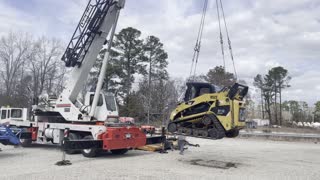 Loading Caterpillar 287C with 45-ton crane 2/3