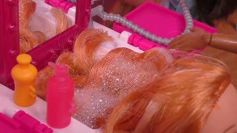 At the Salon ! Elsa and Anna toddlers - haircut - spa - massage - Barbie is the hairstylist - relax