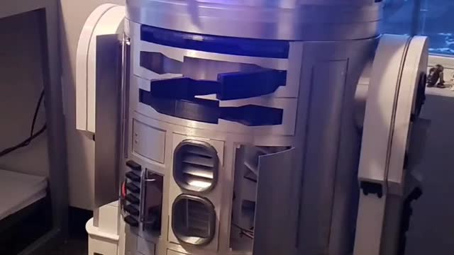 R2 Finally Gets A Head!!