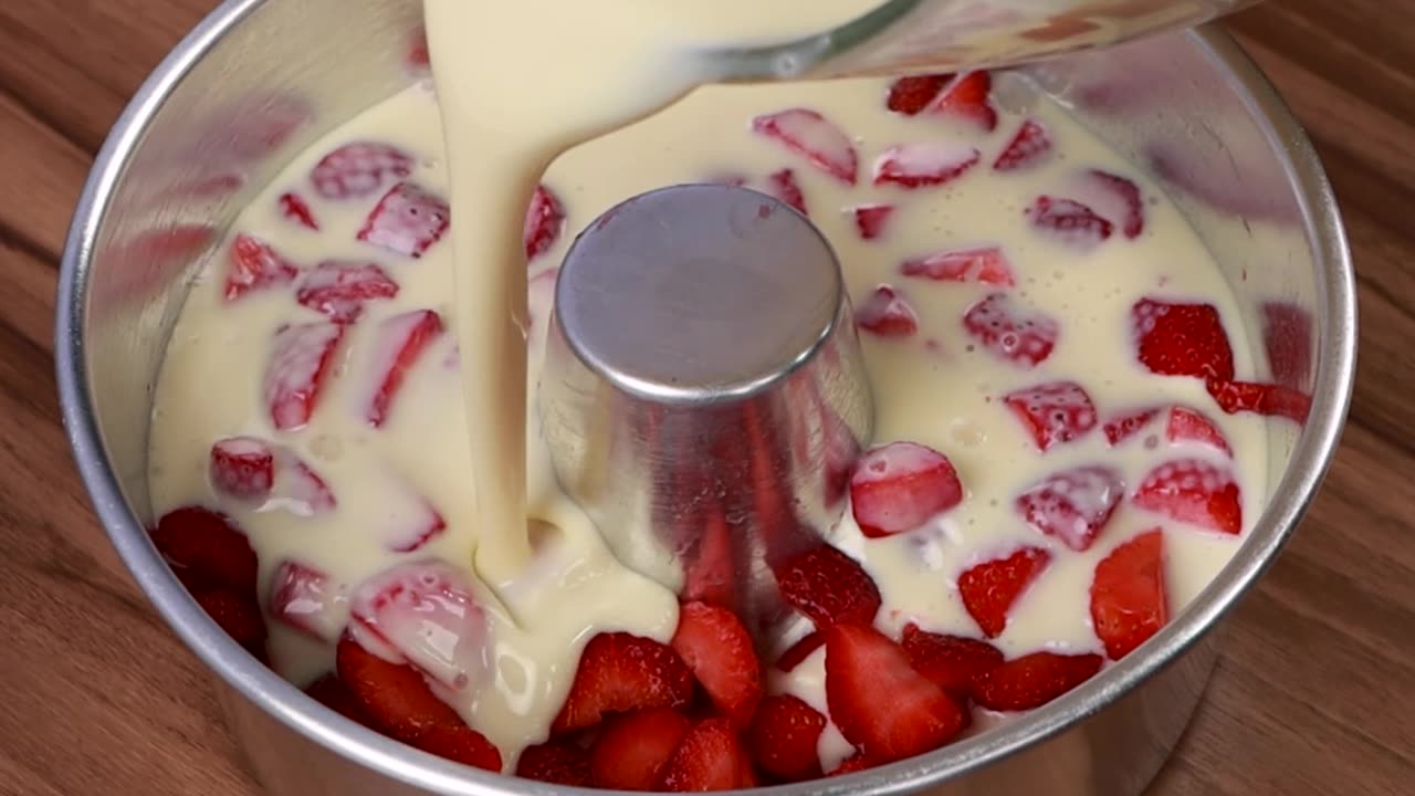 Check out this super creamy and delicious strawberry dessert!