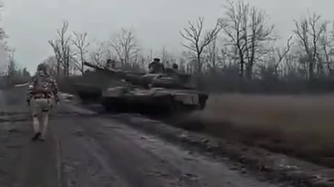 Ukrainians Working to Get T72 Tank Out of the Mud