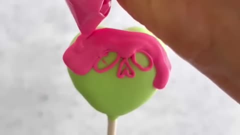 Poison apple cakepop #cakepops #halloween #halloweentreats #halloweenideas #chocolate #poisonapple