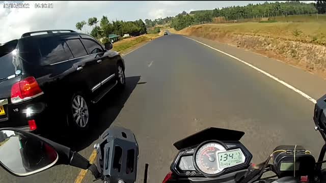 How to overtake a V8 Driver