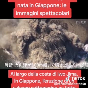 Nuova isola formata in mare al largo del Giappone sulle cose di Iwo Jima