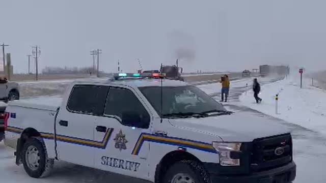 MUST SEE !! Canadian Patriots blow through RCMP barricades