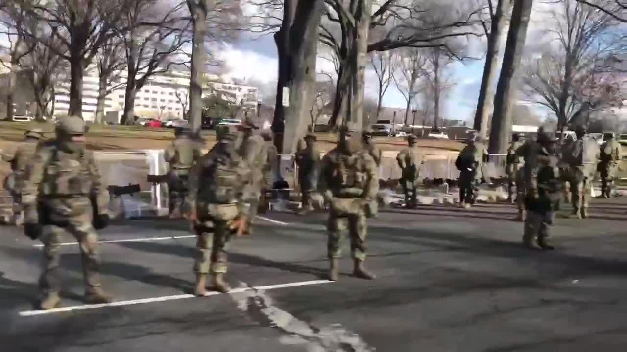 Troops at Bidens motorcade