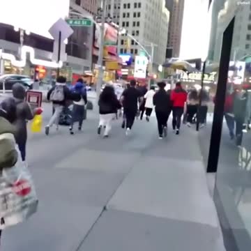 Tourists Run After “Huge Bang” is Heard in Times Square