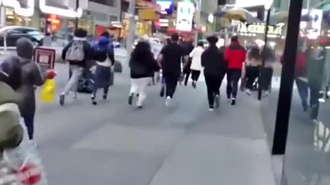 Tourists Run After “Huge Bang” is Heard in Times Square