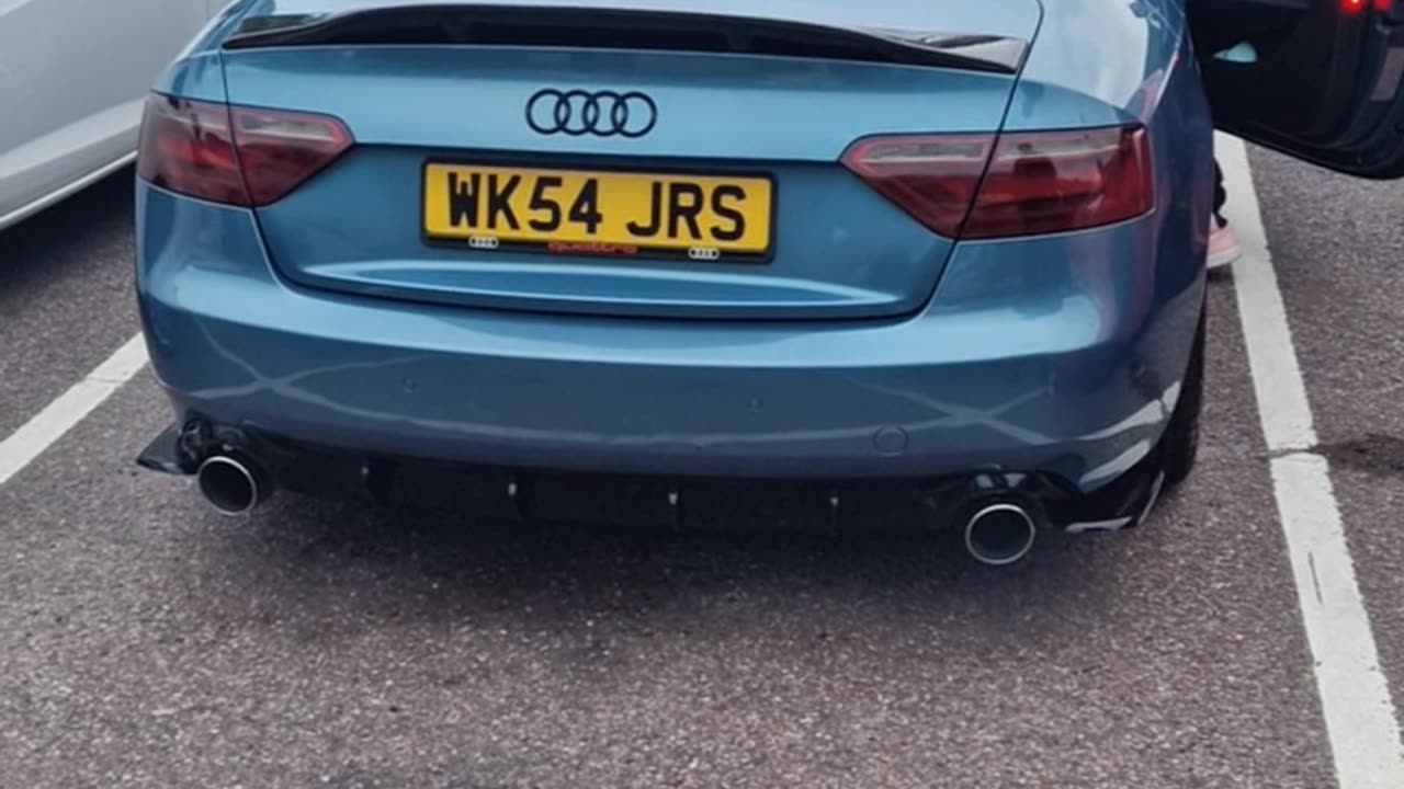 Awesome Audi A5 TDI V6 Quattro smashing the limiter!!