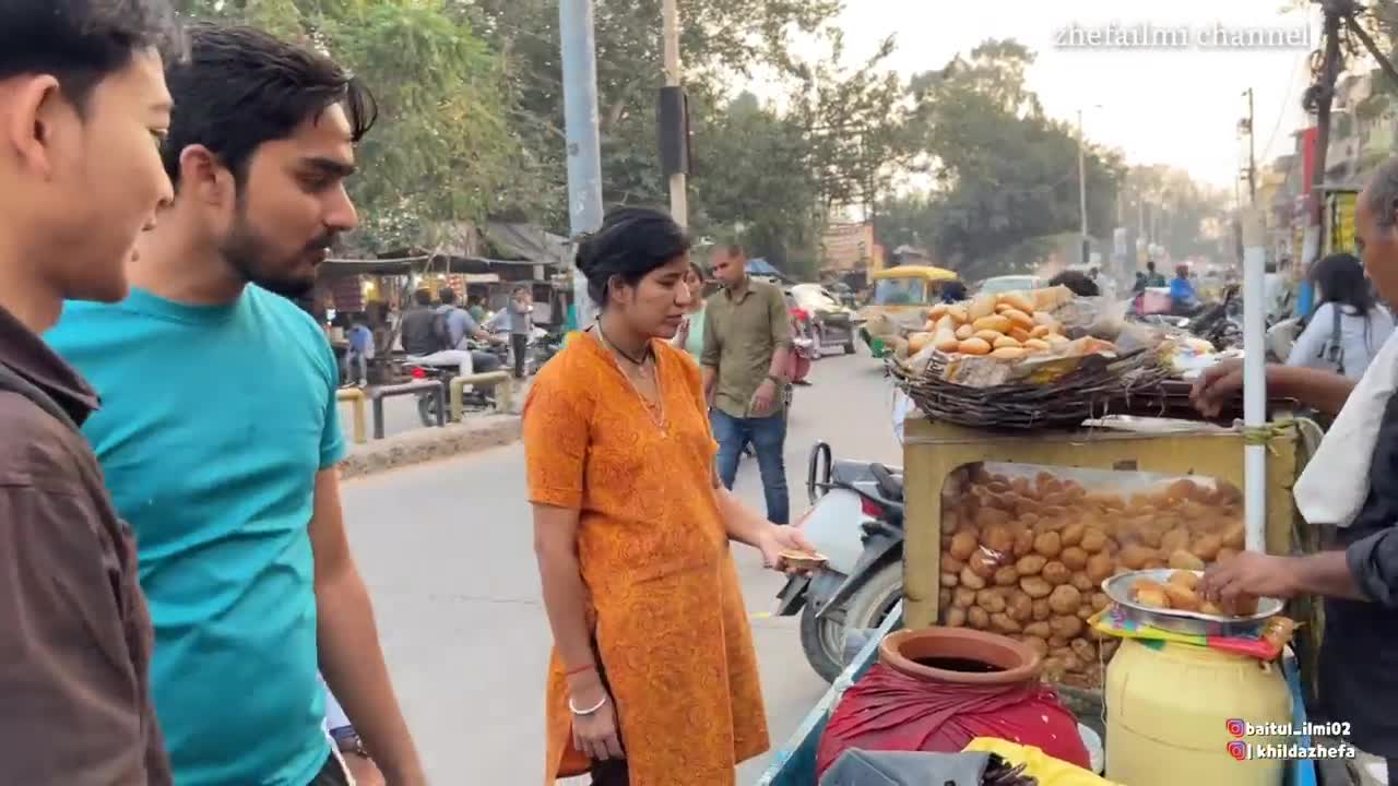 PANI PURI PINGGIR JALANAN INDIA, EXTREME! BERANI COBA JANGAN BERANI CALAU BEFORE TERBIASA!