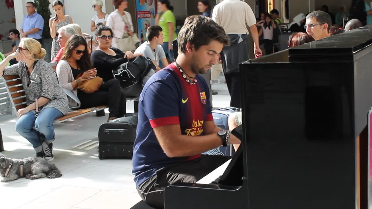 Before Improvisation at the Train Station in Paris