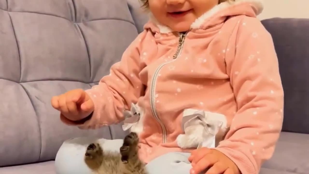 Funny_cat_😂and_small_kid_🥰