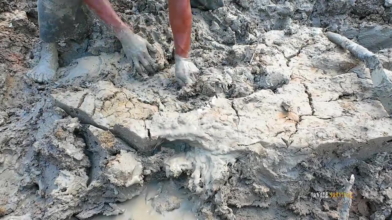 Building Underground Hut with Grass Roof and Fireplace and Kitchen Clay