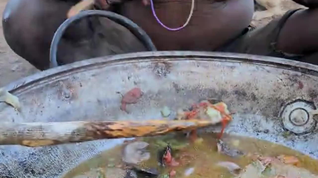 What a love ,, see how hadzabe old and his wife preparing food for ther family