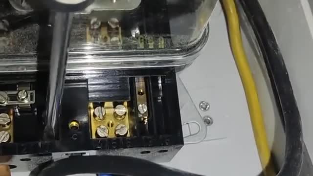 Πως γράφεις στα αρχίδια σου την ΔΕΗ