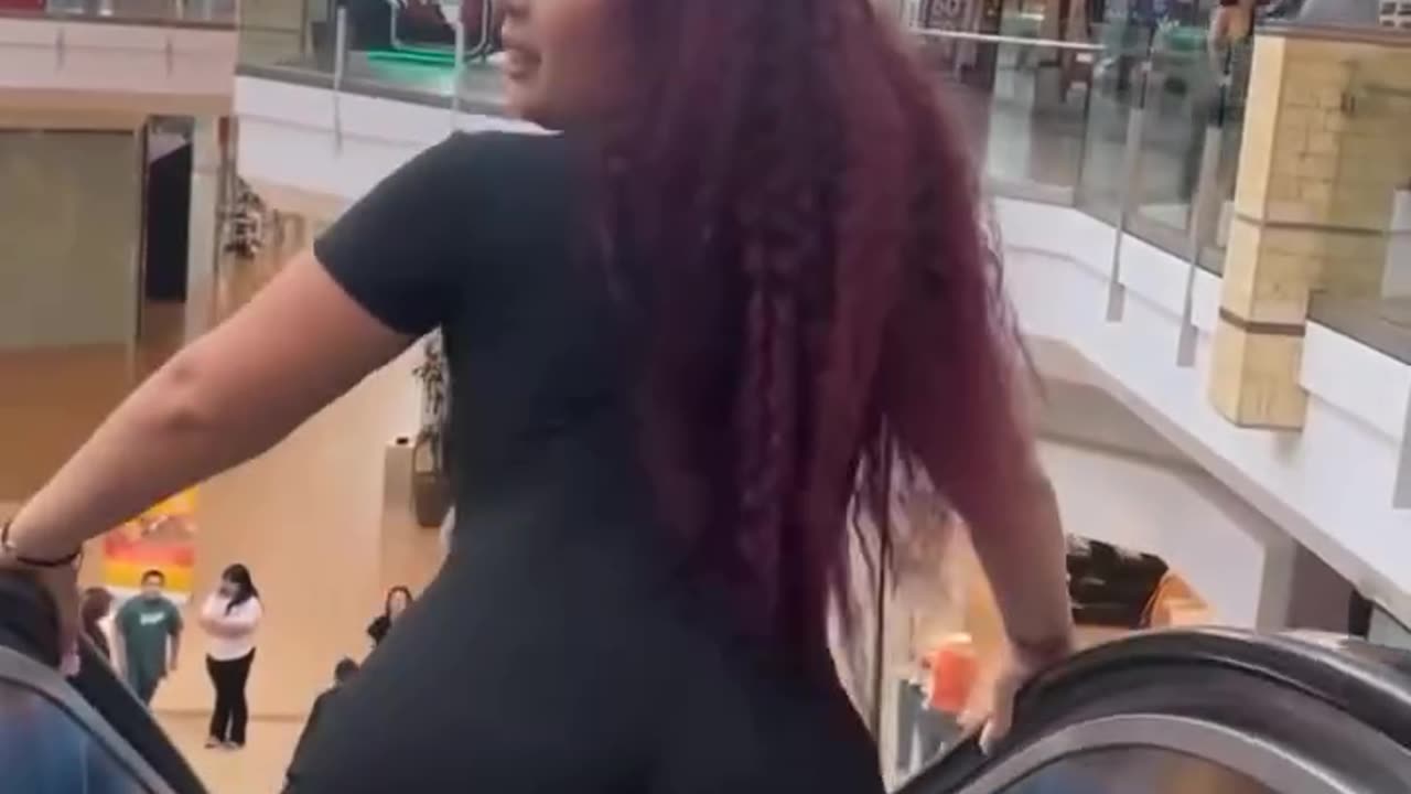 ESCALATOR TWERKER