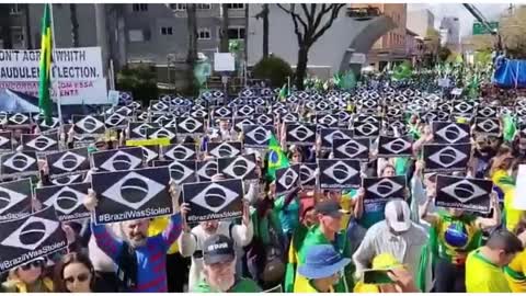 Golpistas: bolsonaristas pintam bandeira do Brasil de preto em Caxias do Sul (RS)