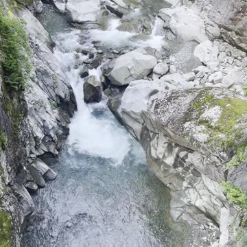 над ущельем