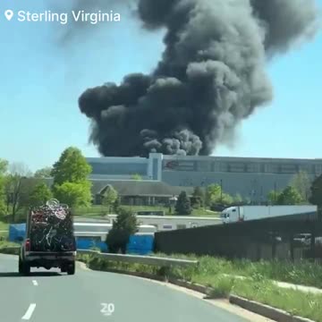 🚨#BREAKING: Firefighters are battling a massive fire that reportedly at a warehouse data center