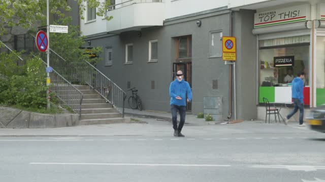 Jaywalking Trick with a Blindfold - (Don't) Walk Blindfolded Across a Traffic Street!