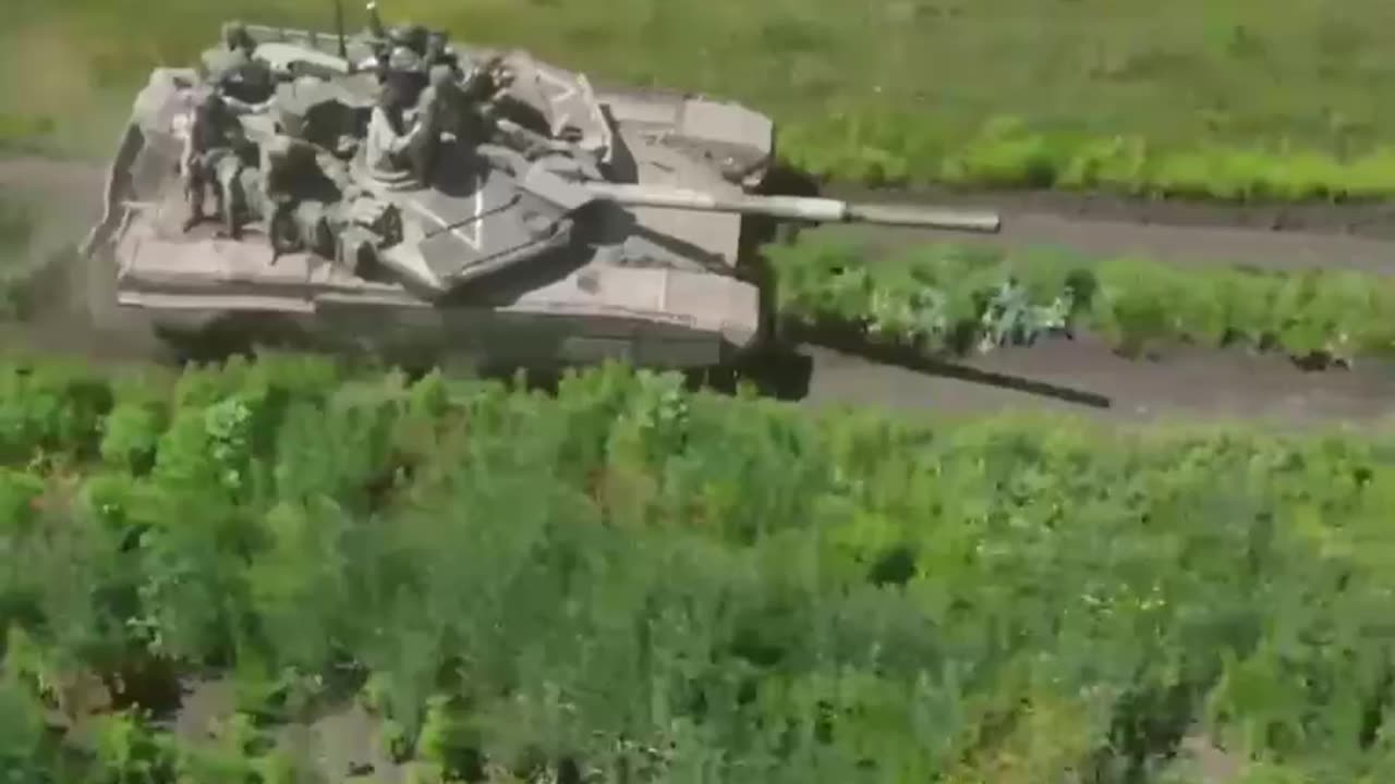 The crews of the T-90M tanks work in the Soledaro-Artyomovsk direction