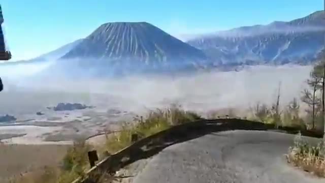 Slamat pagi bromo 🤩 Udah pernah lewad Bromo di jalur ini guys Tag temen mu yah !