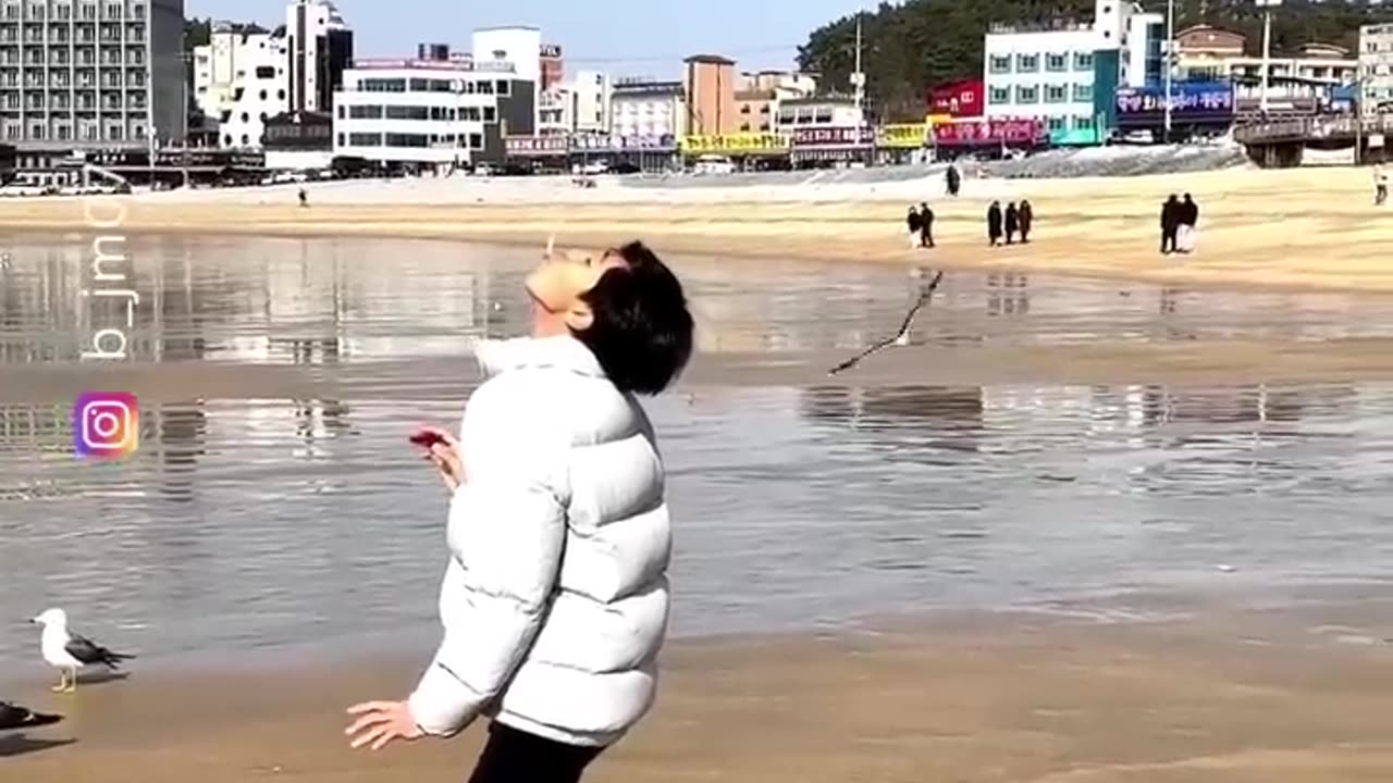 The run away at the end 😂😂😂😂