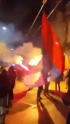 There are more and more protesters, with Russian and imperial flags, the flags of Serbia and the