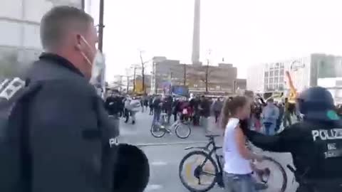 Young girl takes on German police officers who are hassling anti C0r0navirus tyranny protesters