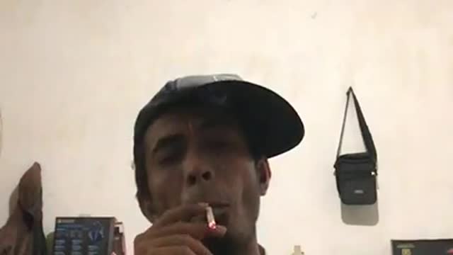 lure the audience to smoke until the lips are swollen