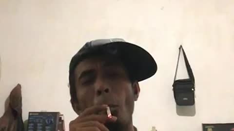 lure the audience to smoke until the lips are swollen