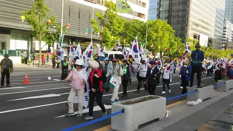 20180501_V3_S01(J5k_Xz_ICBk)4월 28일 광화문광장 안에서 본 대한애국당 행진 대열 전체 영상( 드루킹의 진짜 배후 세력을 밝혀라!!!)