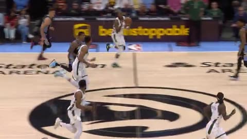 Antetokounmpo Dunk in Transition! Bucks in Control