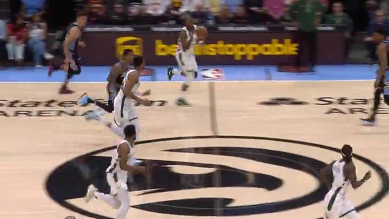 Antetokounmpo Dunk in Transition! Bucks in Control