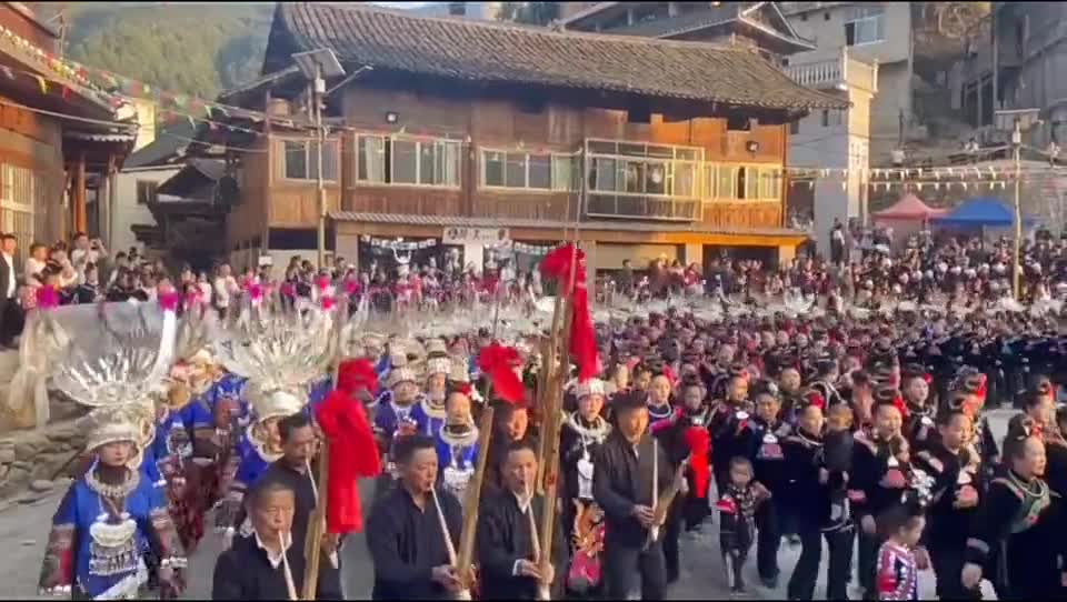 It is said that this is the custom of a Chinese nation. You know what?