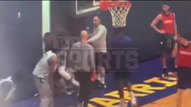 DRAYMOND GREEN VIOLENTLY PUNCH JORDAN POOLE AT WARRIORS PRACTICE